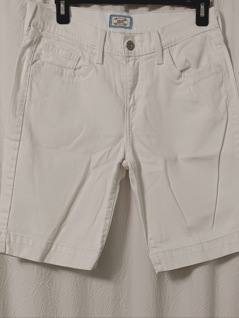 Levis Women's White Bermuda Shorts Size 6